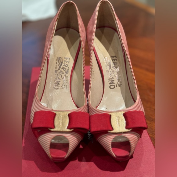 Authentic Salvatore Ferragamo Vara pumps sz 6.5 like new - Picture 2 of 8